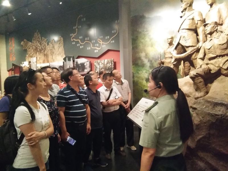 17.1纪念馆内聆听讲解员讲解伟人的故事.jpg