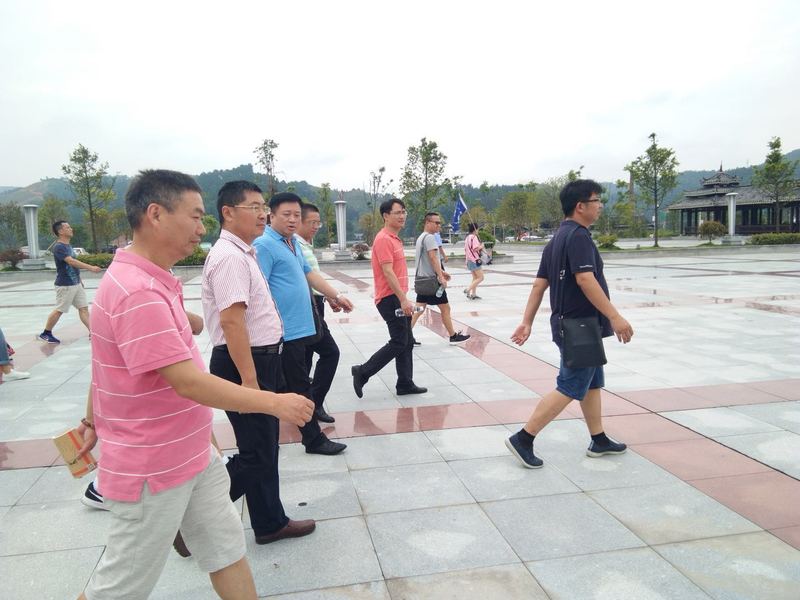 12.1党员们风尘仆仆来到通道转兵纪念地.jpg