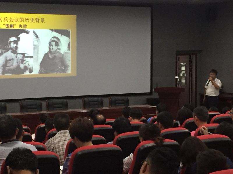 8党课中讲解者与会员交流互动.jpg