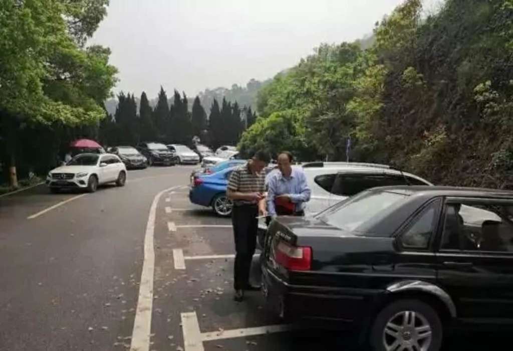长沙市纪委牵头组织市直机关纪工委、市机关事务局开展明察暗访。 长沙市纪委牵头组织市直机关纪工委、市机关事务局开展明察暗访。